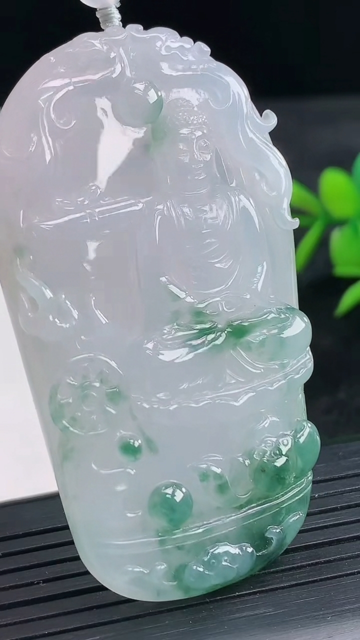 天然A货翡翠种飘花大日如来吊坠尺寸61.3-34.5-6.7重量:33.62g
3月28日