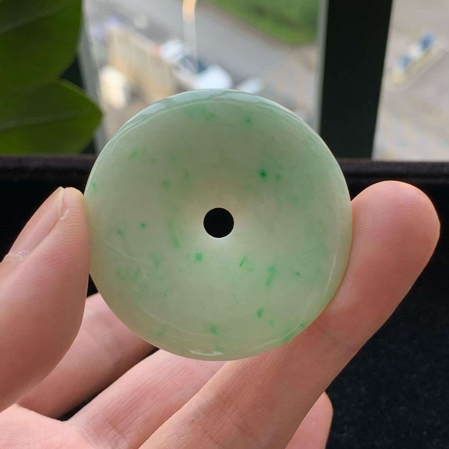 A货天然翡翠冰糯种飘绿平安扣吊坠重量20.69
3月28日