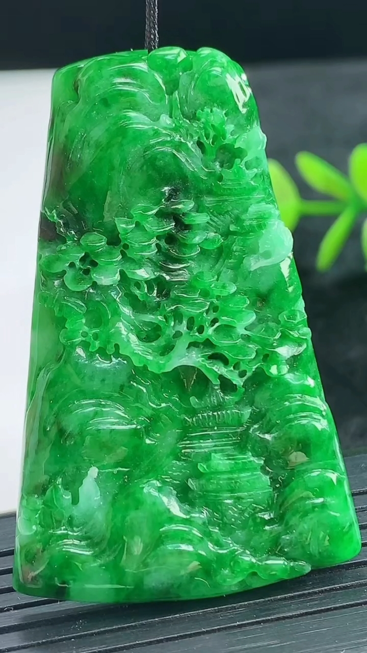 天然A货翡翠山水牌吊坠尺寸53.7-34.1-5.3重量:17.90g
3月28日