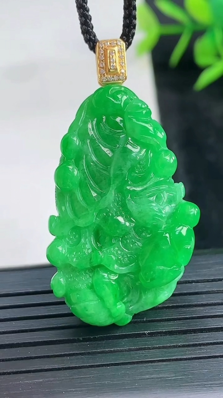 天然A货翡翠白菜吊坠尺寸37-22.5-12.5重量:15.61g
3月28日