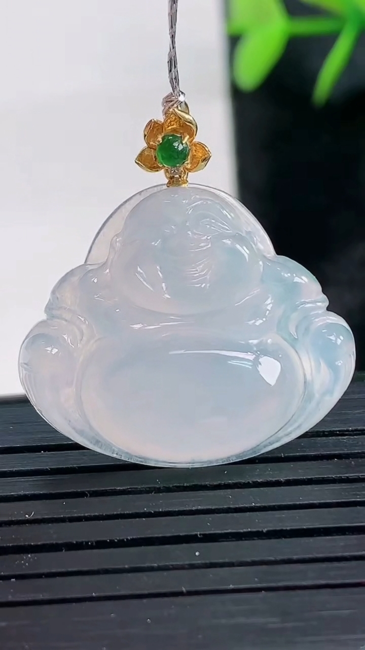 天然A货翡翠种白冰佛公吊坠尺寸21.9-26.4-6重量:5.67g
3月28日
