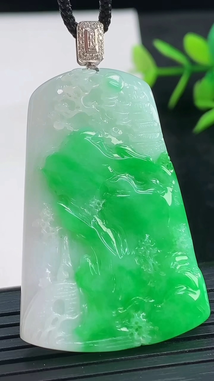 天然A货翡翠山水牌吊坠尺寸45.8-30.7-5.1重量:16.26g
3月28日