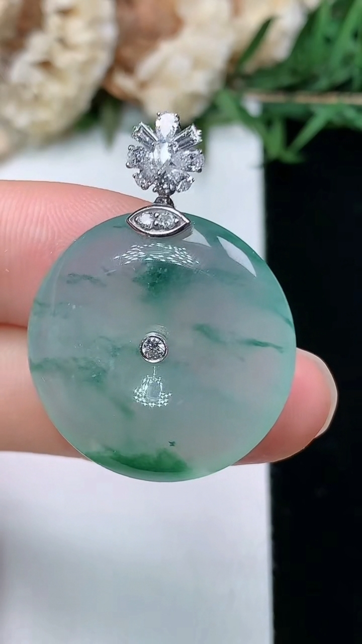 天然A货翡翠飘花平安扣吊坠，尺寸23.4-5.4，重量:6.32g
3月28日