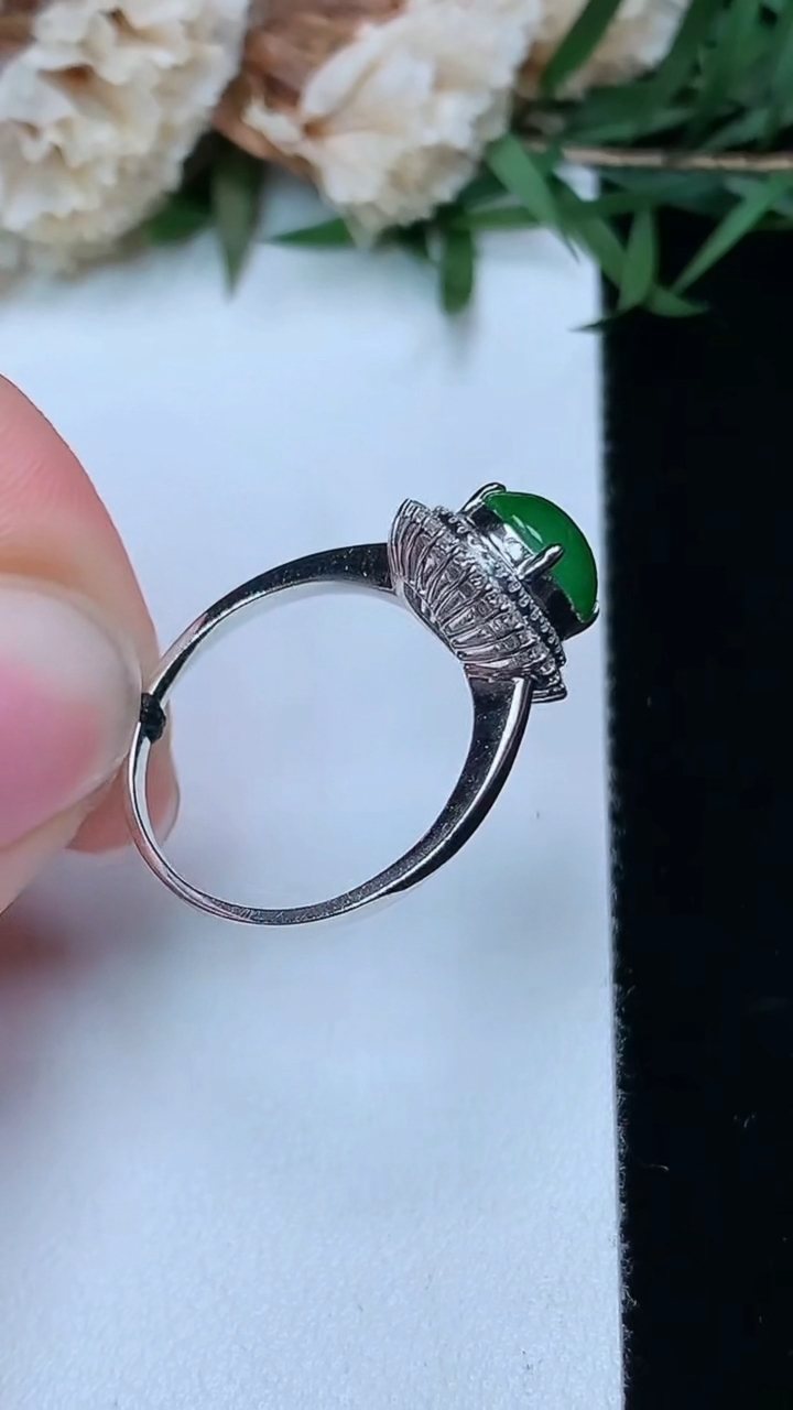 天然A货翡翠蛋面戒指，尺寸17.2-7.8-7，重量:2.28g2026年3月28日
工厂直销收藏佳品,种好水足，色泽均匀，有种有色，上手高大气！