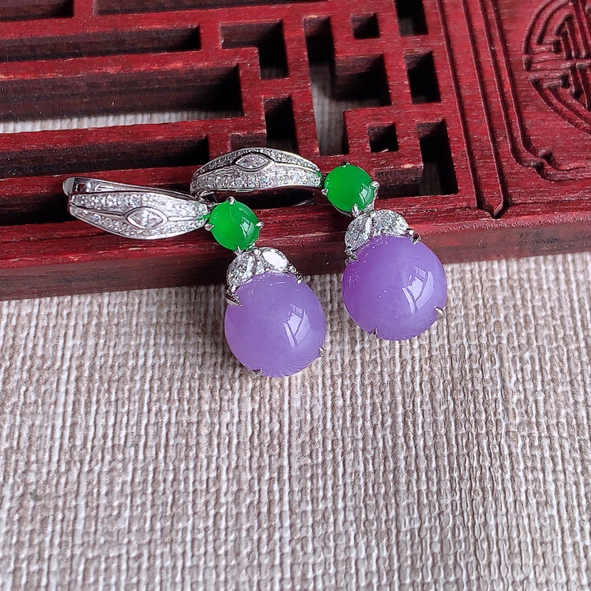 天然A货翡翠18K金伴钻镶嵌紫罗兰蛋面耳坠 
尺寸8.3-8.2-6.4mm 重量4.52g 032