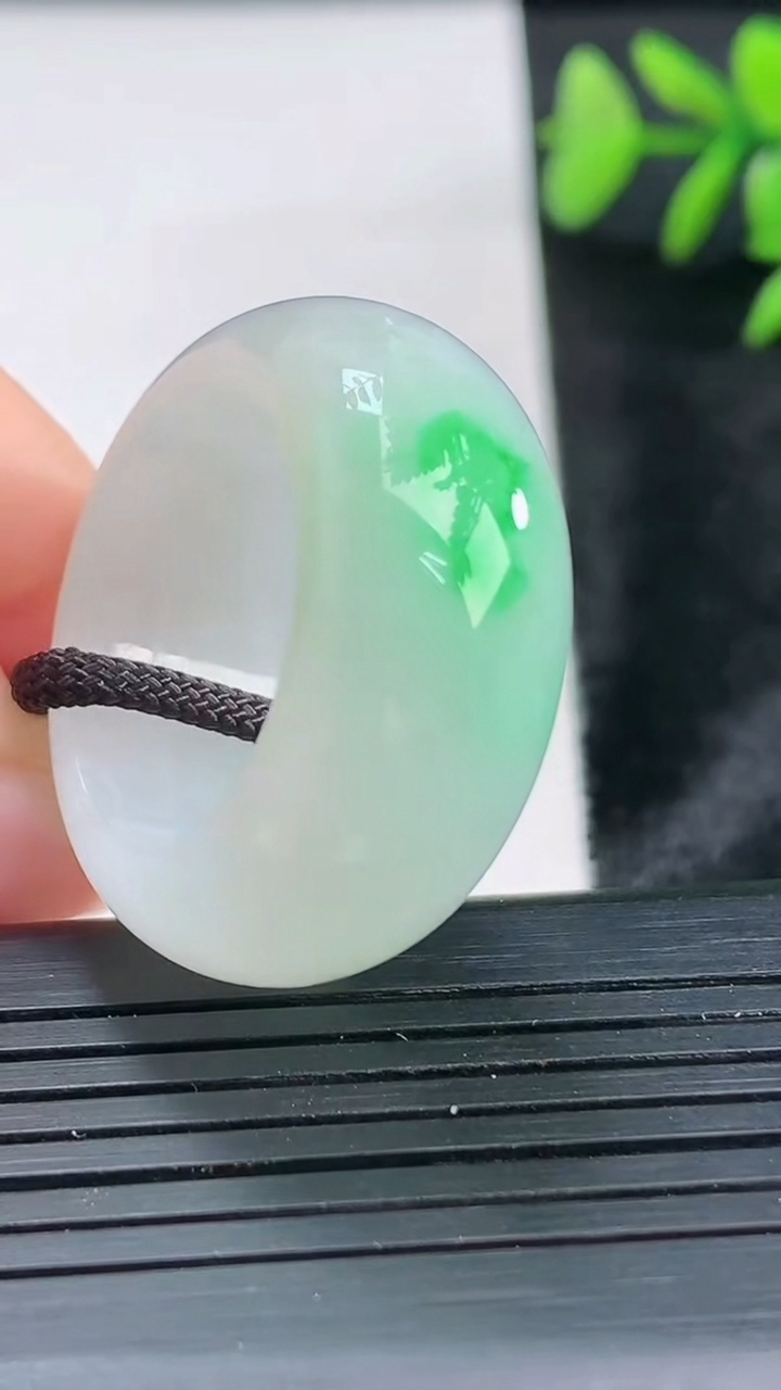 天然A货翡翠指环扳指尺寸20.5-12.4-5重量:14.18g2026年3月28日
工厂直销收藏佳品,种好水足，色泽均匀，有种有色，上手高大气！