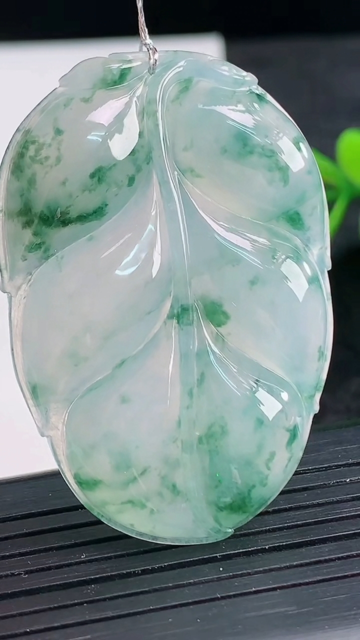 天然A货翡翠种飘花金枝玉叶 叶子吊坠尺寸49-33.7-5.8重量:17.62g
3月28日