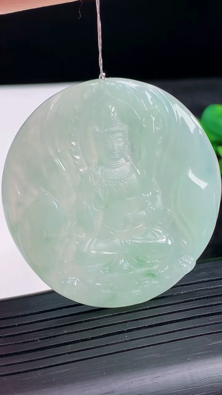 天然A货翡翠文殊菩萨吊坠尺寸50.2-48.8-5.4重量:27.96g
3月28日