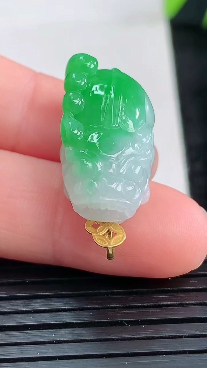 天然A货翡翠貔貅吊坠尺寸22-12.5-10.6重量:6.76g
3月28日