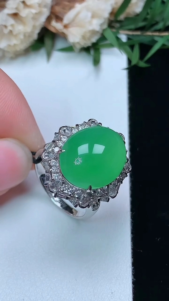 天然A货翡翠蛋面戒指 吊坠两用款，尺寸16.7-15.5-12.3，重量:8.44g2026年3月2