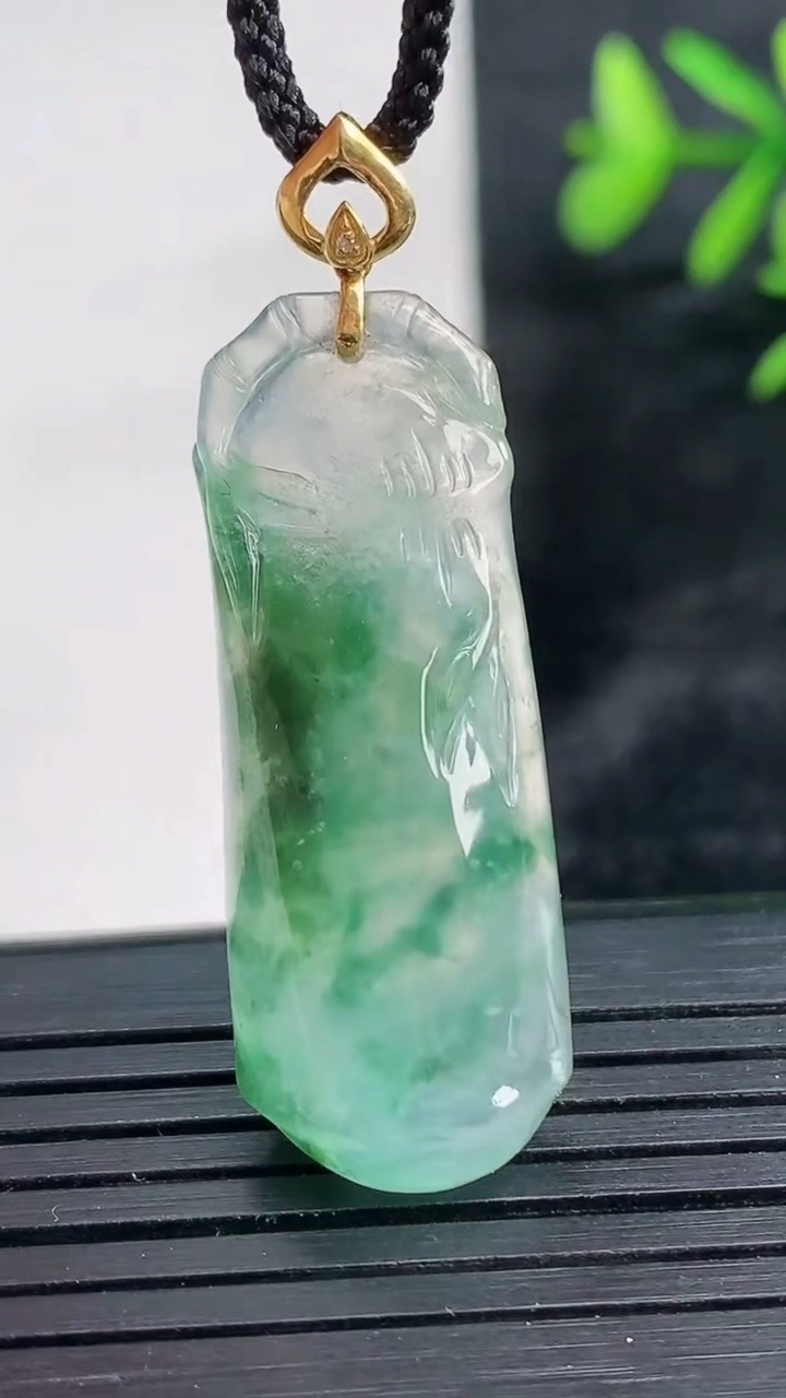 天然A货翡翠种飘花节节高升 竹节吊坠尺寸35.3-13.4-7.7重量:6.89g
3月28日