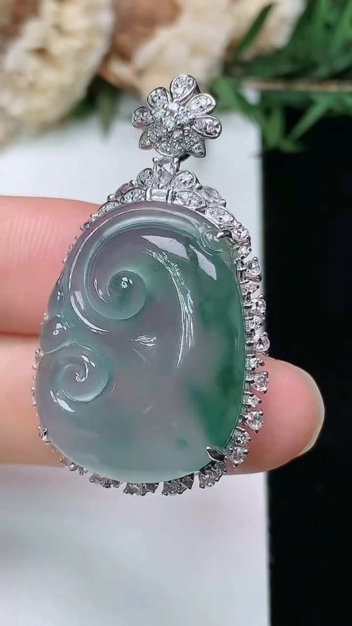 天然A货翡翠飘花如意吊坠，尺寸38-21.4-9.8，裸石24.4-18.3，重量:6.47g
3月28日