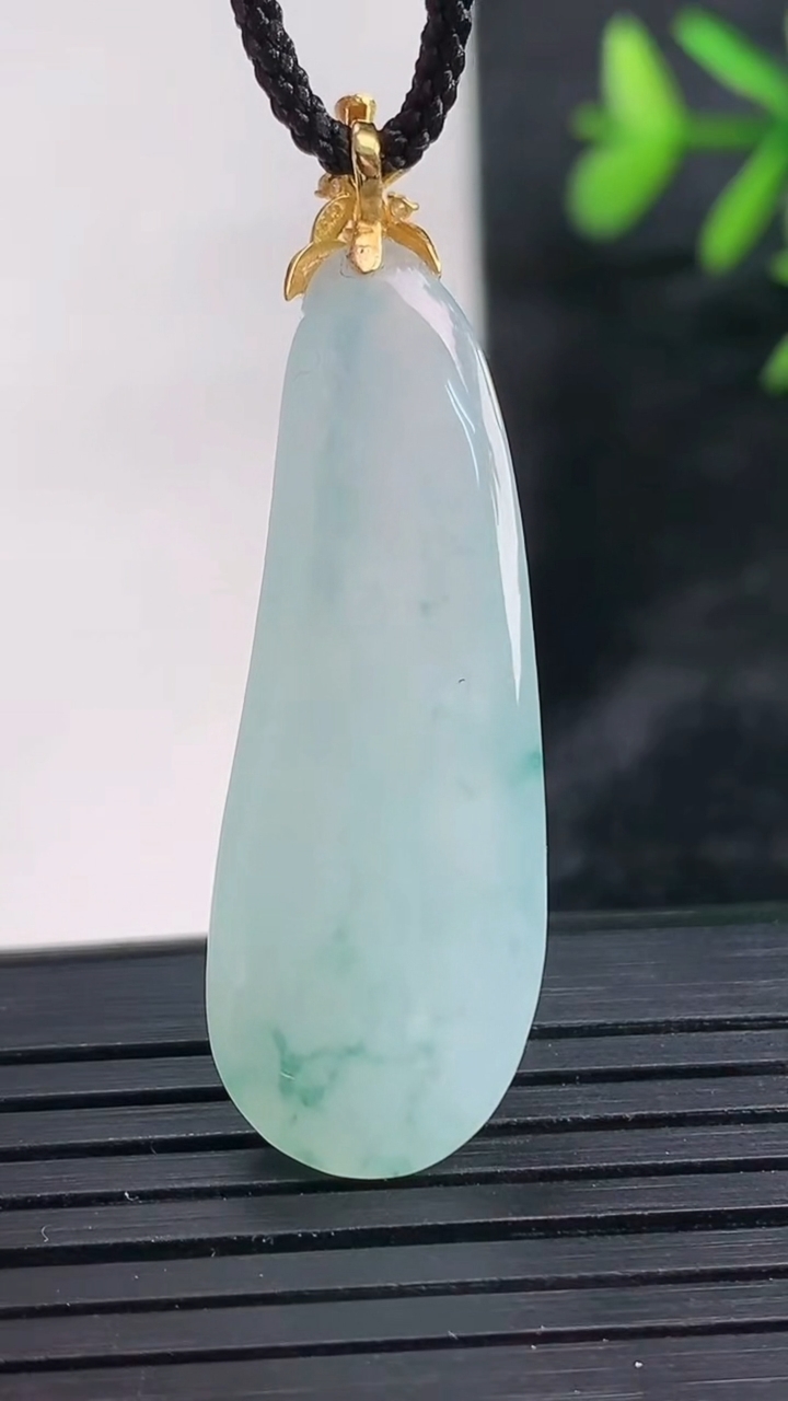 天然A货翡翠种飘花福瓜吊坠尺寸36.8-12.9-6.5重量:5.93g
3月28日