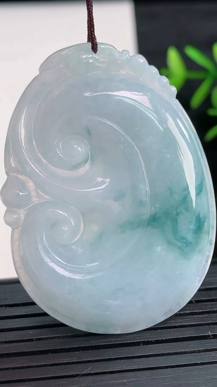 天然A货翡翠飘花如意吊坠尺寸50.8-37.1-5.7重量:20.08g
3月28日