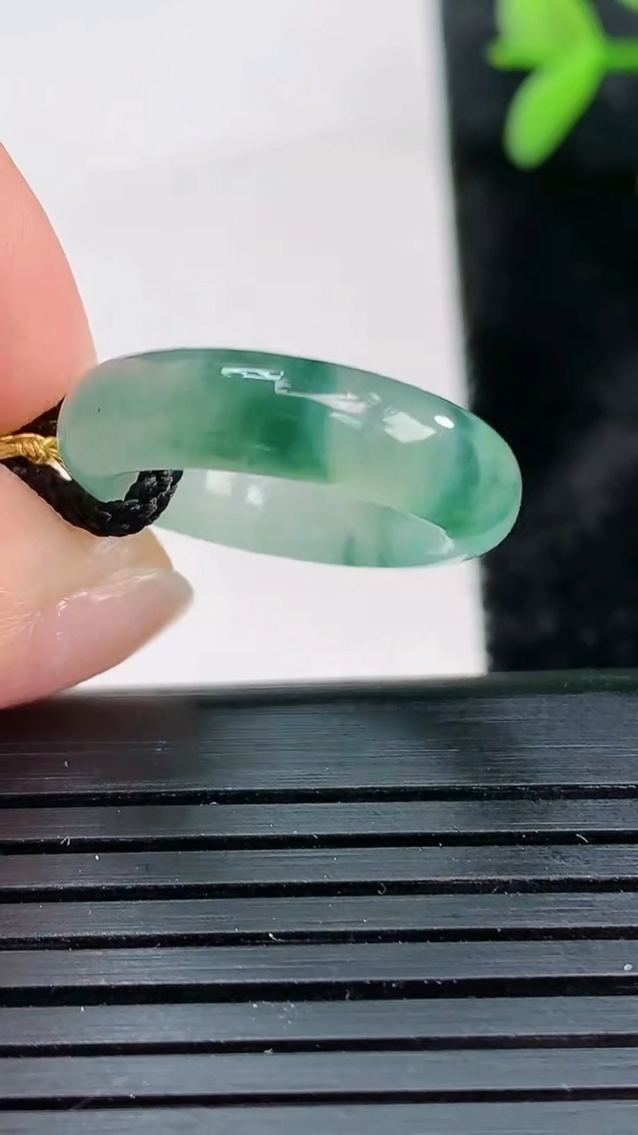 天然A货翡翠冰种飘花指环戒指尺寸14.6-5.1-3.3重量:2.75g2026年3月28日
工厂直销收藏佳品,种好水足，色泽均匀，有种有色，上手高大气！