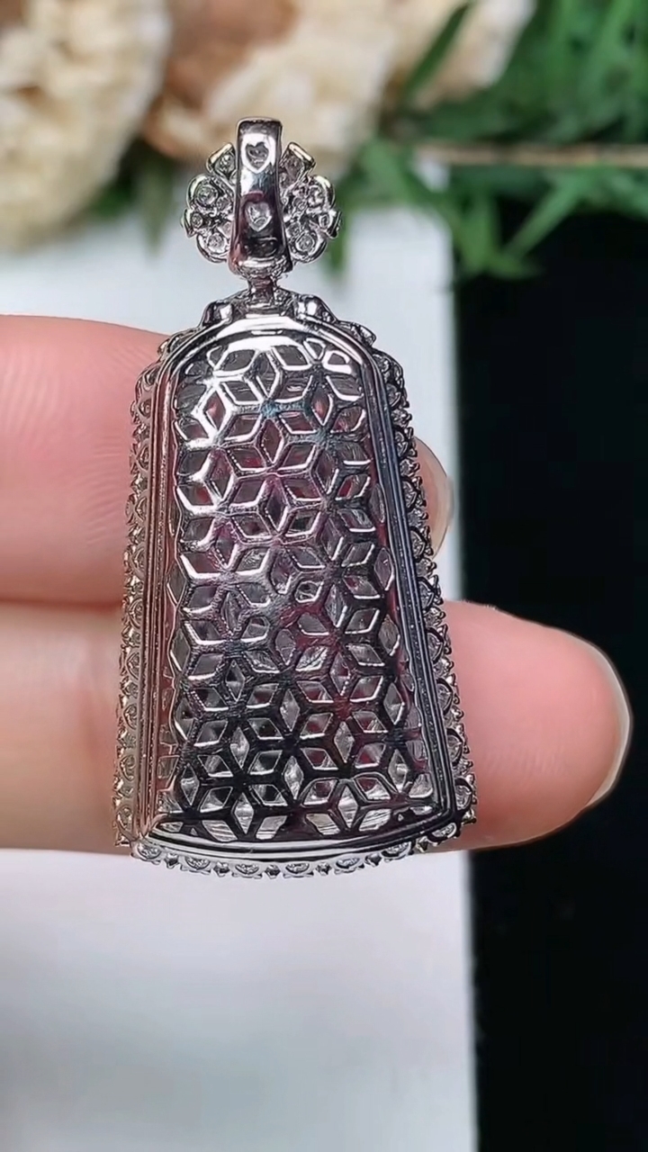 天然A货翡翠无事牌吊坠，尺寸33.5-16.2-9.3
3月28日