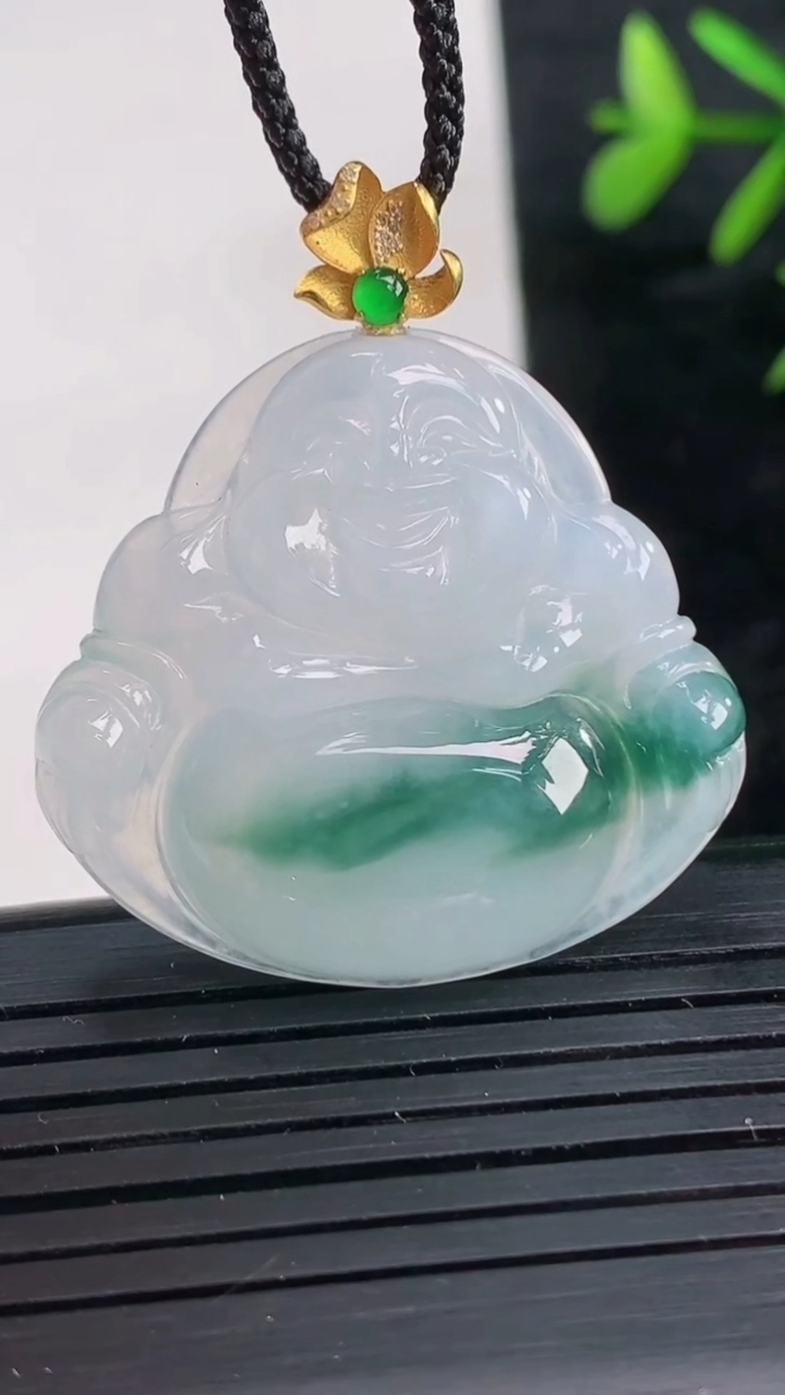 天然A货翡翠种飘花佛公吊坠尺寸30.9-33.7-5.7重量:9.35g
3月28日