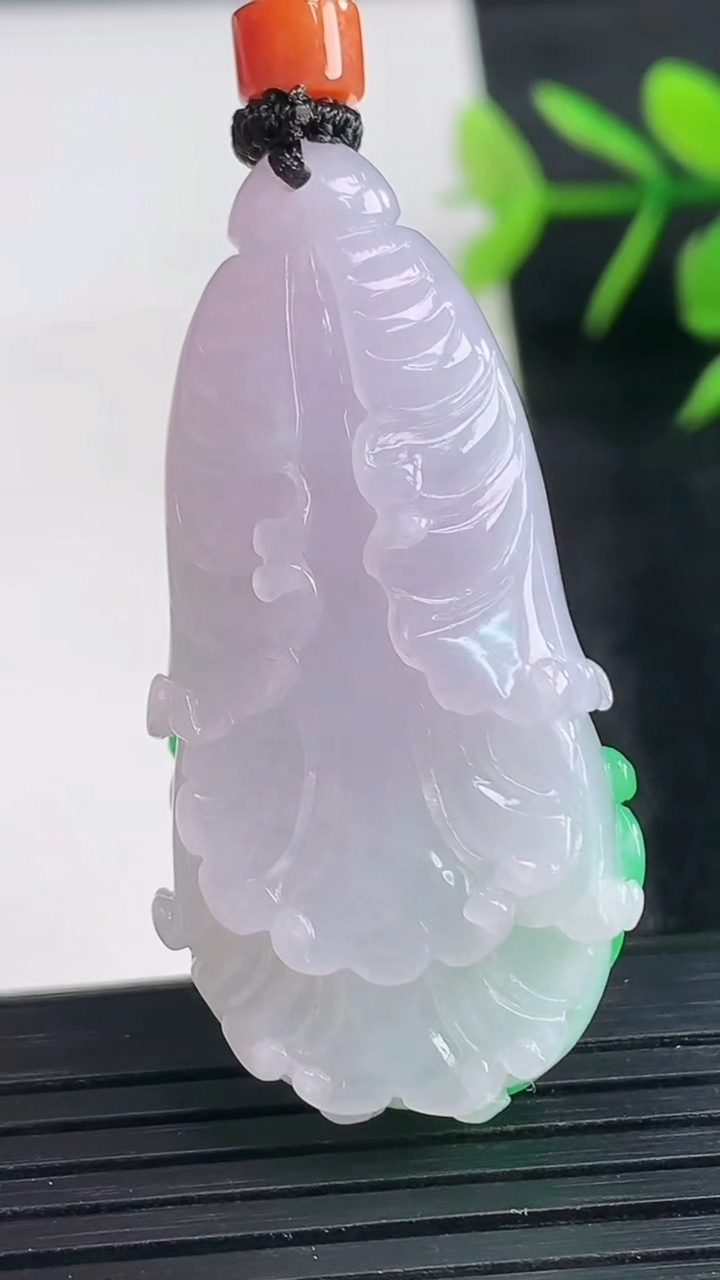 天然A货翡翠白菜吊坠尺寸42.9-22.4-10.5重量:23.34g
3月28日