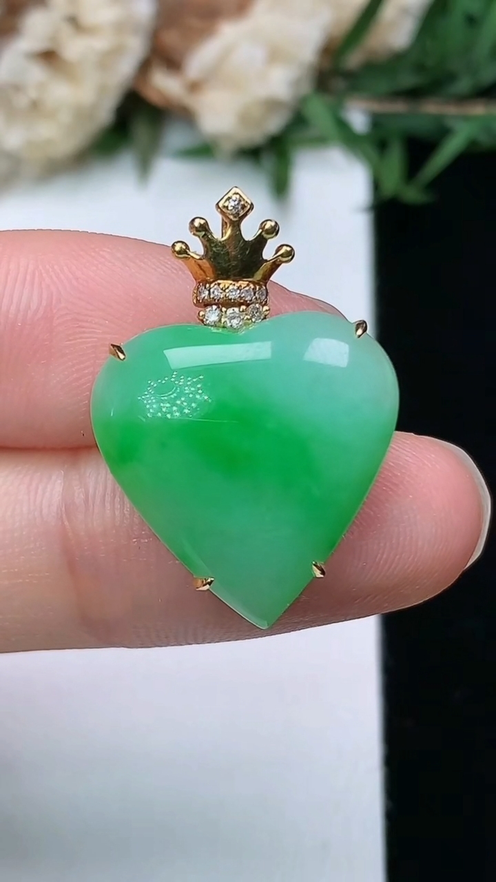 天然A货翡翠爱心吊坠，尺寸17.7-17.6-6.8，重量:3.85g
3月28日