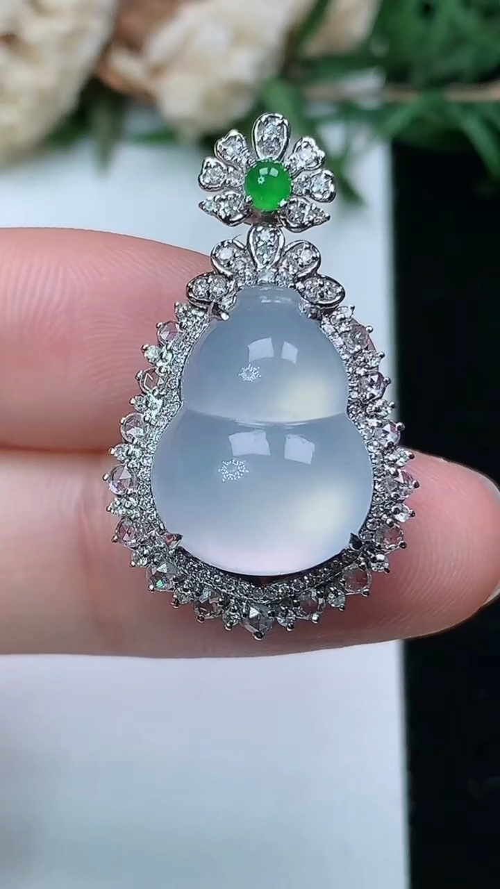 天然A货翡翠白冰葫芦吊坠，尺寸29.2-17.5-11.9，裸石15.5-11.9，重量:5.20g