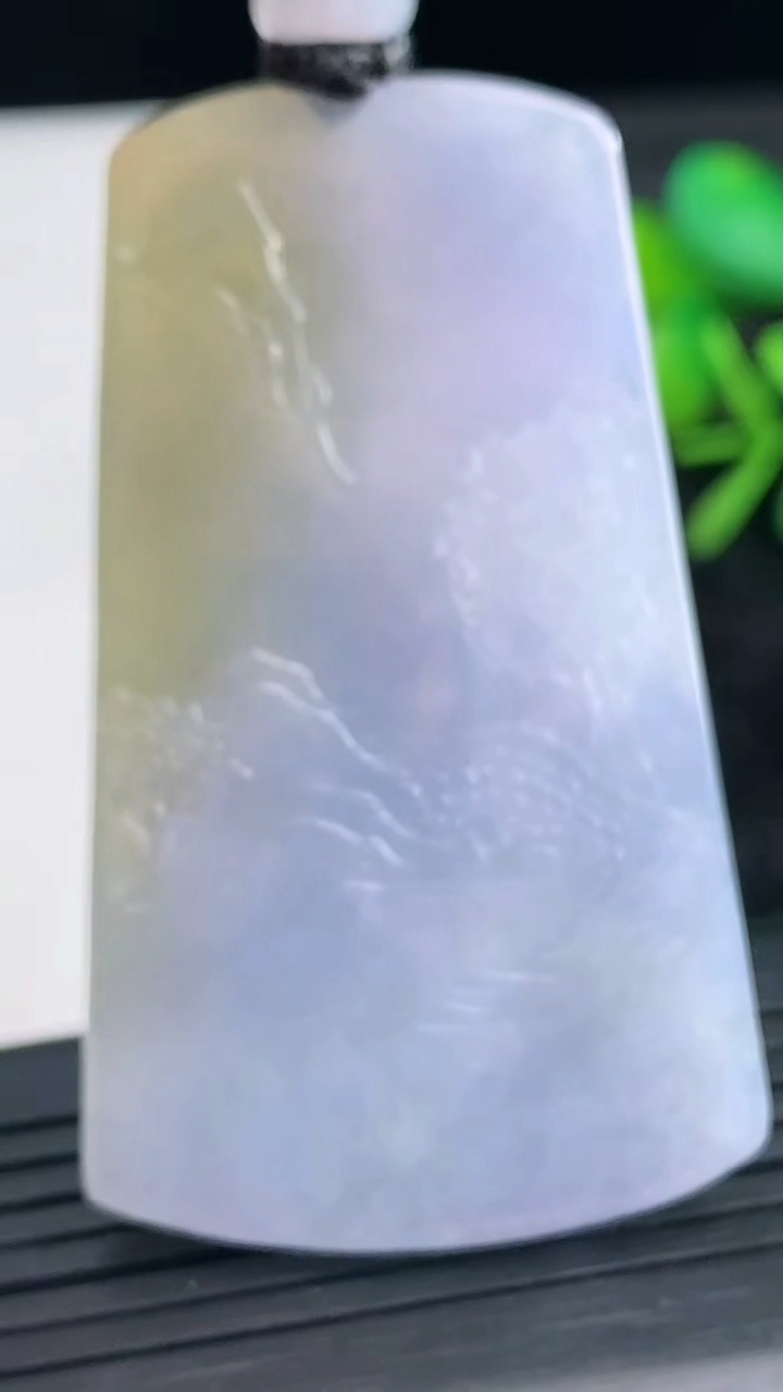 天然A货翡翠紫罗兰山水牌吊坠尺寸56.3-32.5-6.6重量:29.20g
3月28日