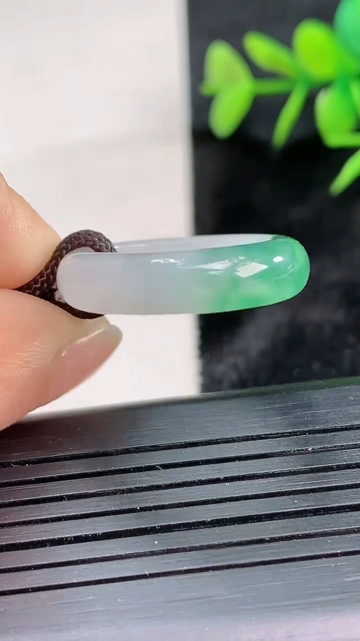 天然A货翡翠冰种飘花指环戒指尺寸17.6-5.6-3.6重量:4.08g2026年3月28日
工厂直销收藏佳品,种好水足，色泽均匀，有种有色，上手高大气！