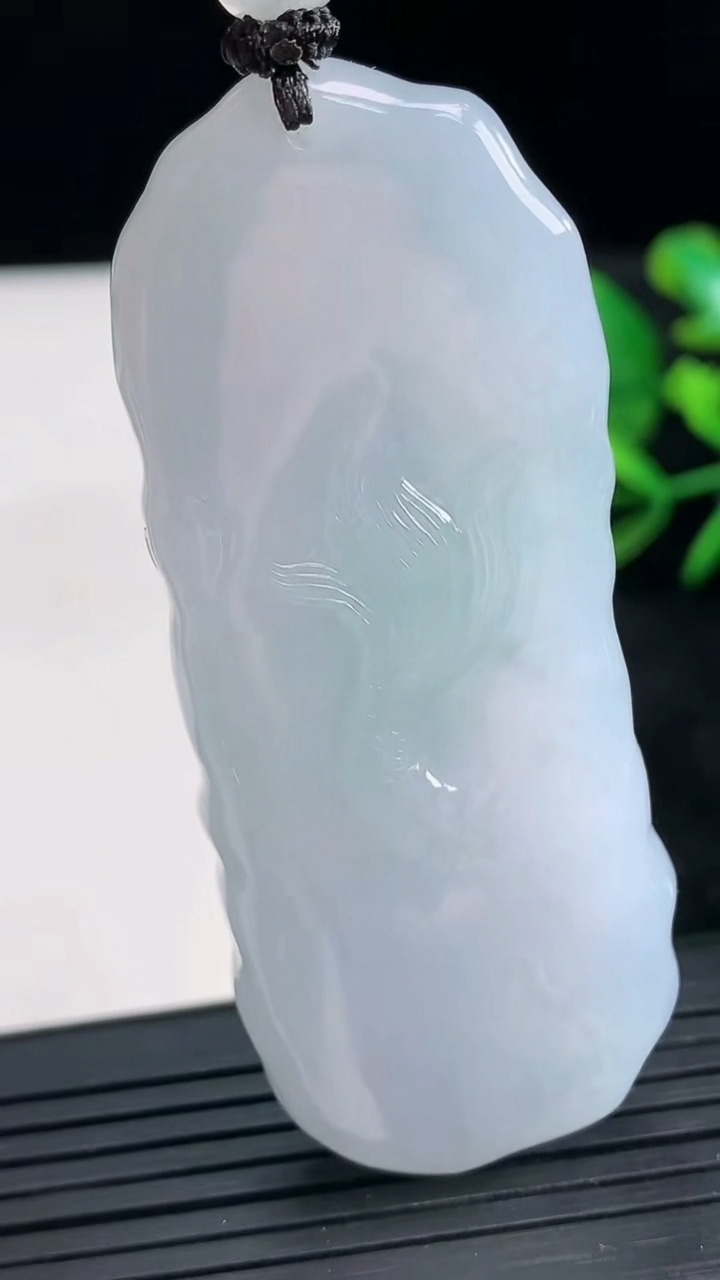 天然A货翡翠紫罗兰龙牌吊坠尺寸64.7-24.5-12.3重量:47.44g
3月28日