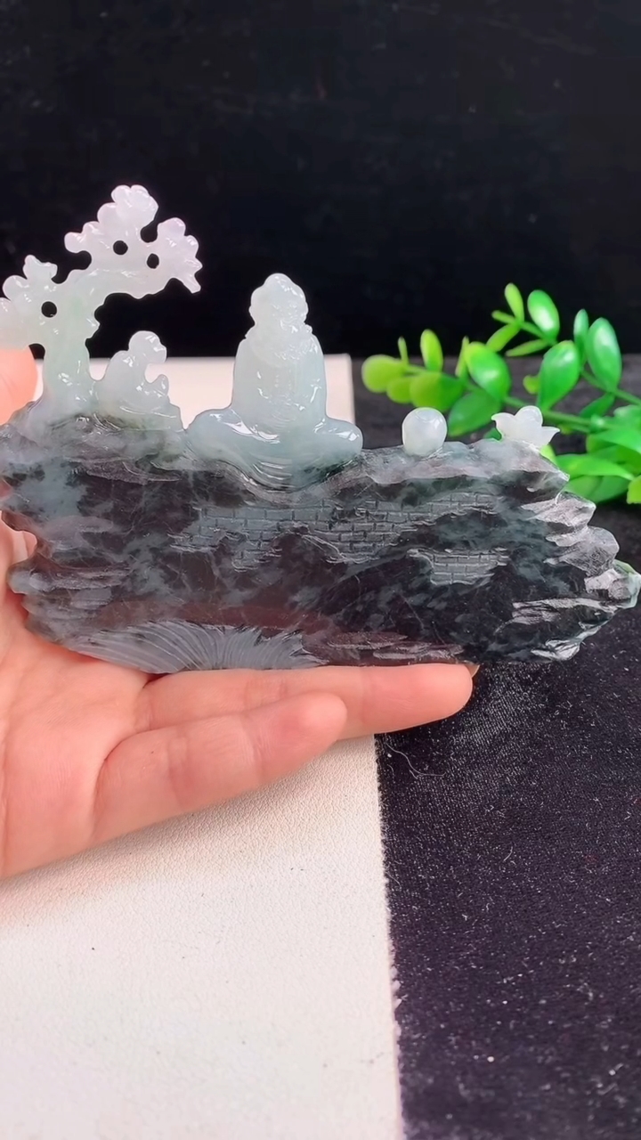 天然A货翡翠达摩祖师小摆件尺寸76-108-11.1重量:146.11g
3月28日