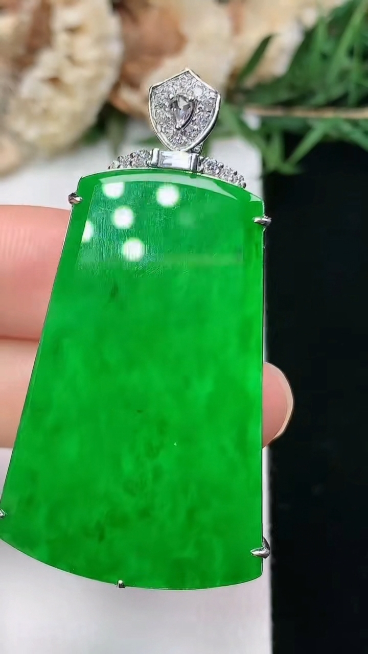 天然A货翡翠无事牌吊坠，尺寸37.6-23.8-9.3，重量:10.77g
3月28日