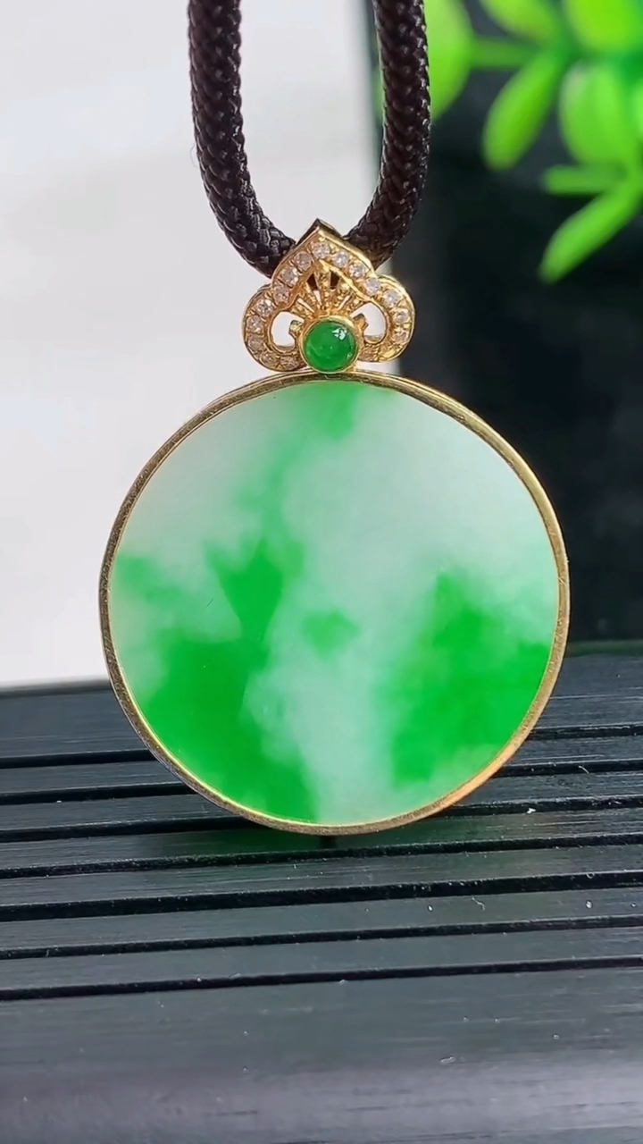 天然A货翡翠无事牌吊坠尺寸22.5-3.3重量:4.97g
3月28日