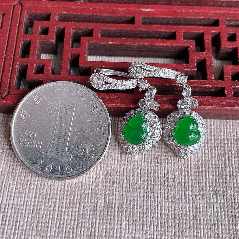 天然A货翡翠18K金伴钻镶嵌阳绿葫芦耳坠 
尺寸7.7-6.3-6mm 重量4.74g 0326