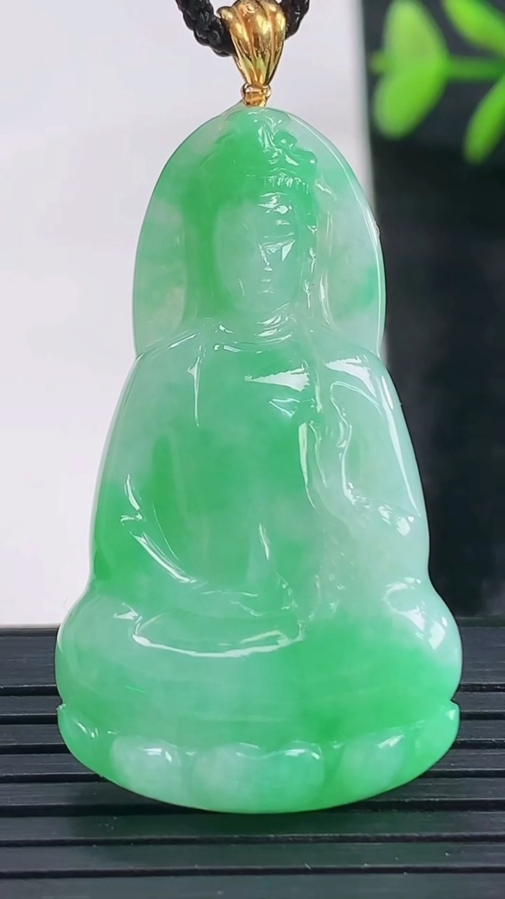 天然A货翡翠观音菩萨吊坠尺寸42.4-24.1-5.4重量:10.45g
3月28日