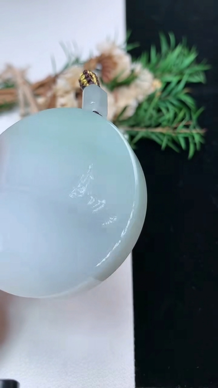 天然A货翡翠无相观音吊坠，尺寸49.8-9.6，重量:63.18g
3月28日