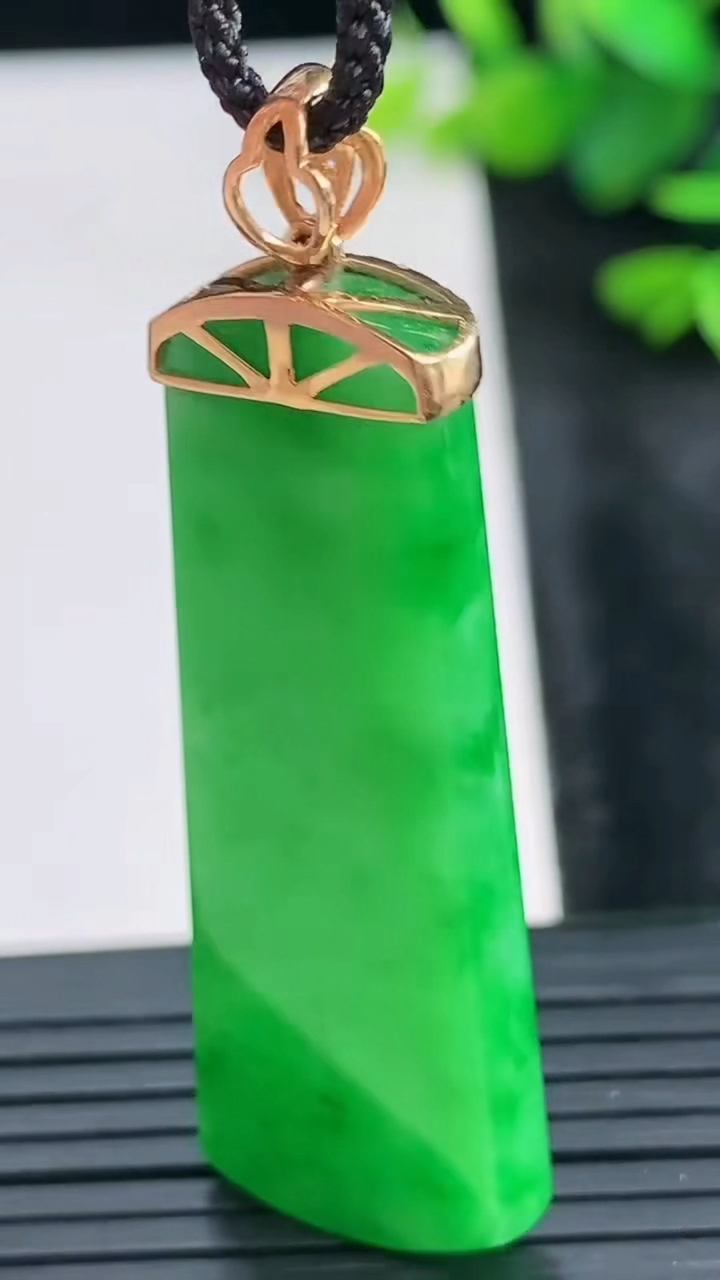 天然A货翡翠无事牌吊坠尺寸44.6-16.6-4.2重量:9.94g
3月28日