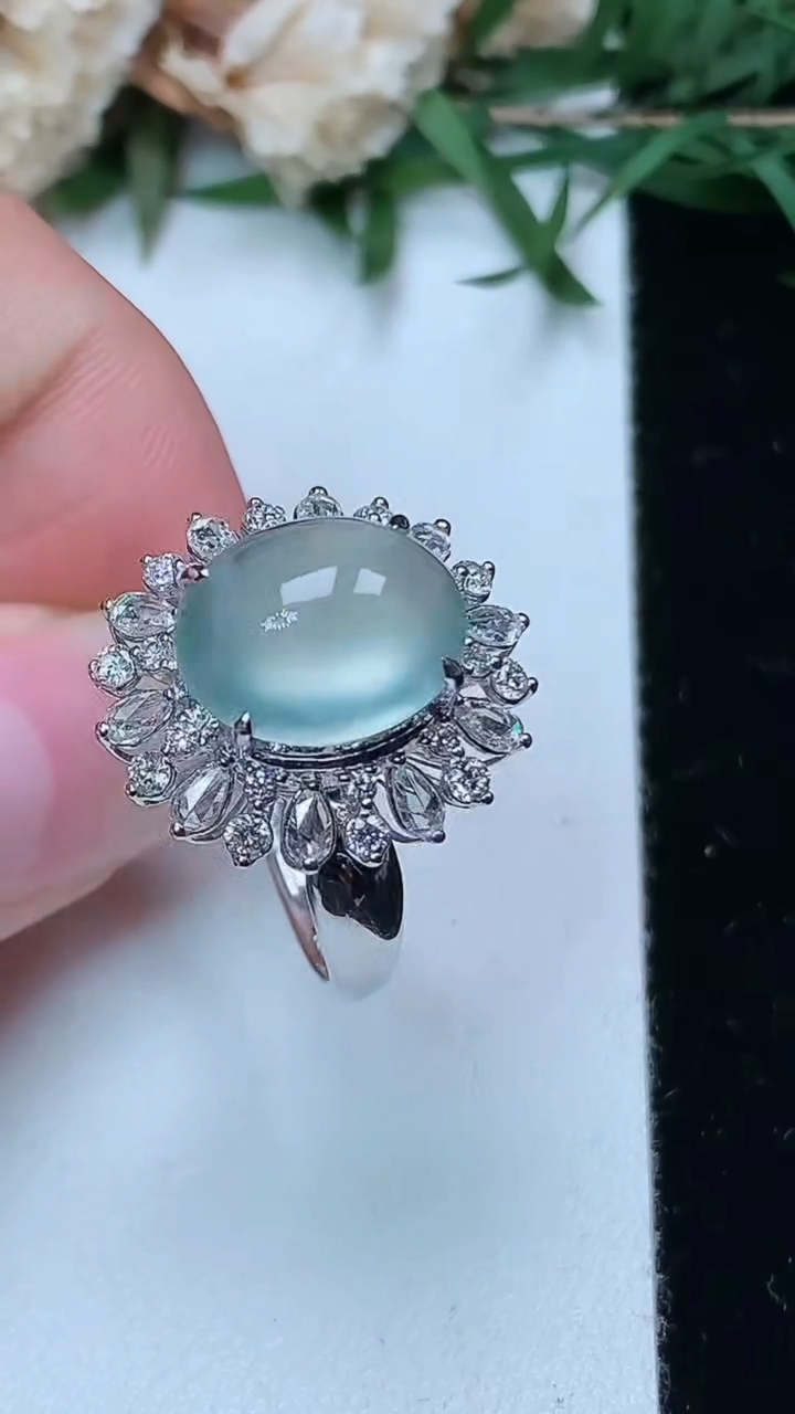 天然A货翡翠白冰蛋面戒指，尺寸17.3-11.5-9.5，重量:4.68g2026年3月28日
工厂直销收藏佳品,种好水足，色泽均匀，有种有色，上手高大气！