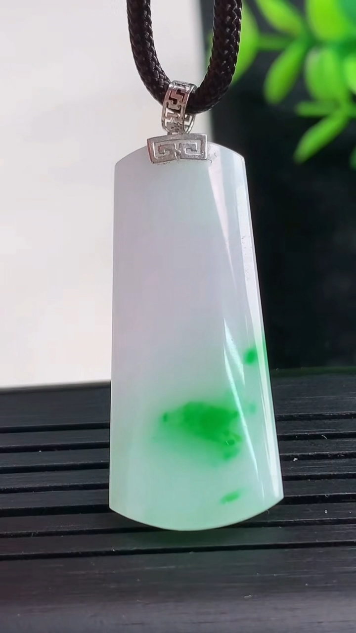 天然A货翡翠无事牌吊坠尺寸35.9-15-3.6重量:5.31g
3月28日