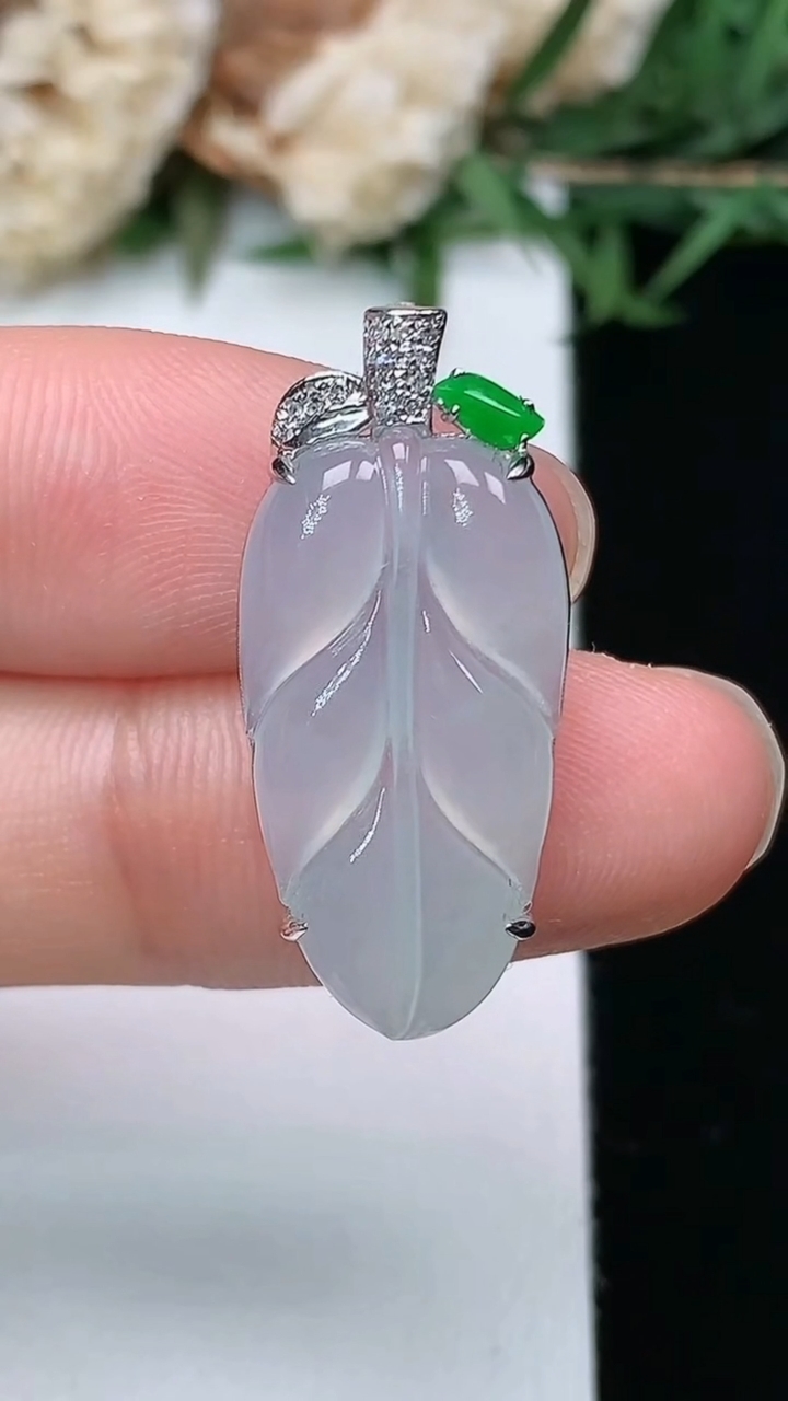 天然A货翡翠白冰金枝玉叶 叶子吊坠，尺寸22-12-5.3，重量:2.67g
3月28日