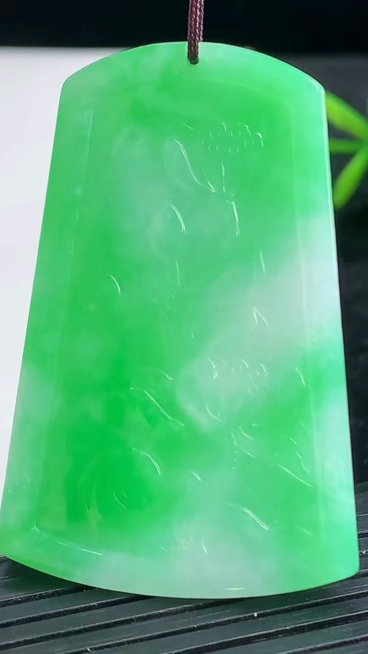 天然A货翡翠鸟语花香吊坠尺寸52-34.3-4.8重量:21.07g
3月28日