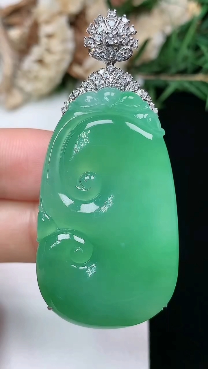 天然A货翡翠如意吊坠，尺寸40-23.8-9.4，重量:16.91g
3月28日