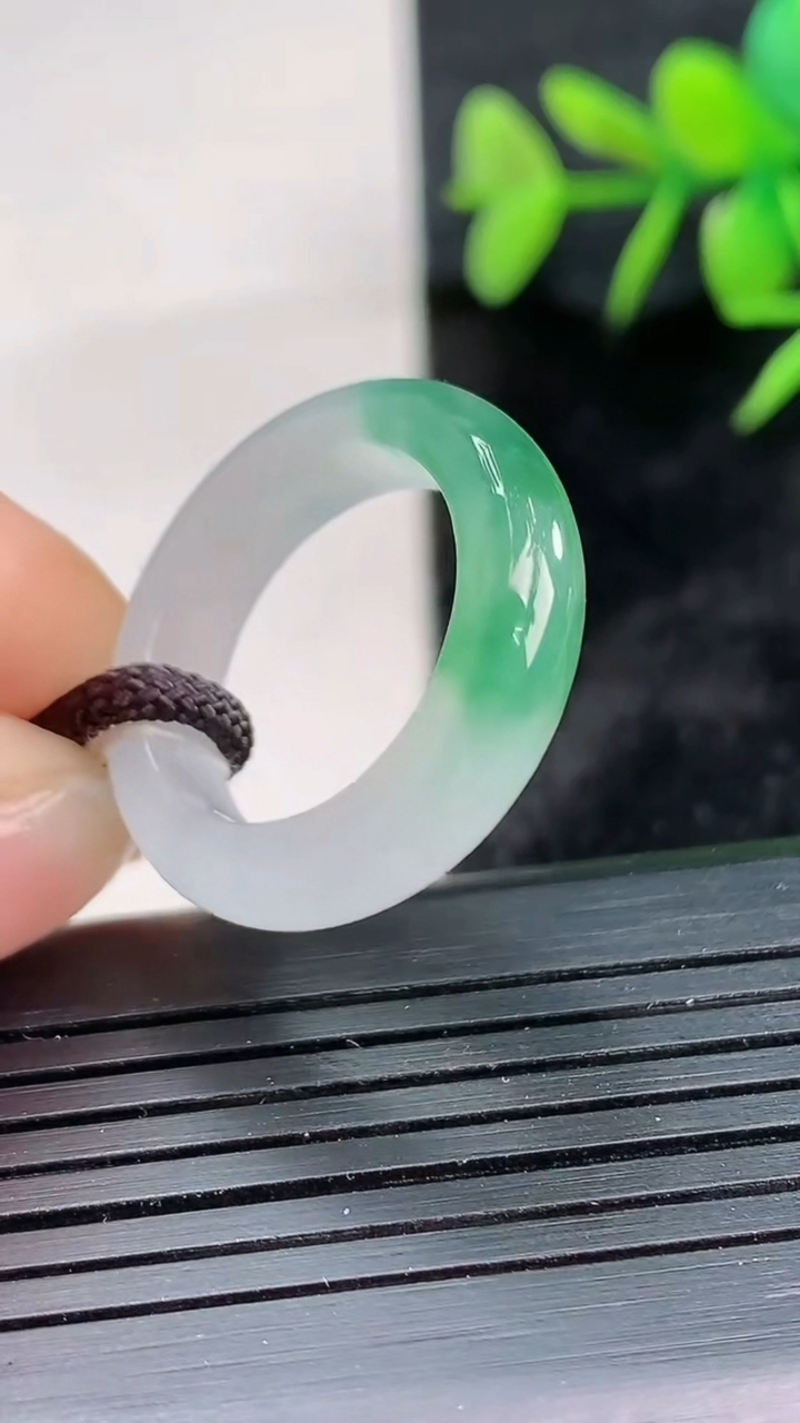 天然A货翡翠冰种飘花指环戒指尺寸17.6-5.6-3.6重量:4.08g2026年3月28日
工厂直销收藏佳品,种好水足，色泽均匀，有种有色，上手高大气！