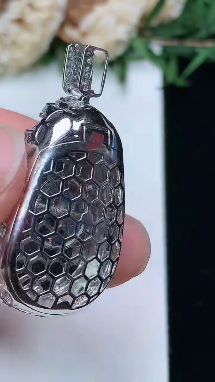 天然A货翡翠紫罗兰 飘花如意吊坠，尺寸35.5-18.7-11.4，裸石24.4-15
3月28日