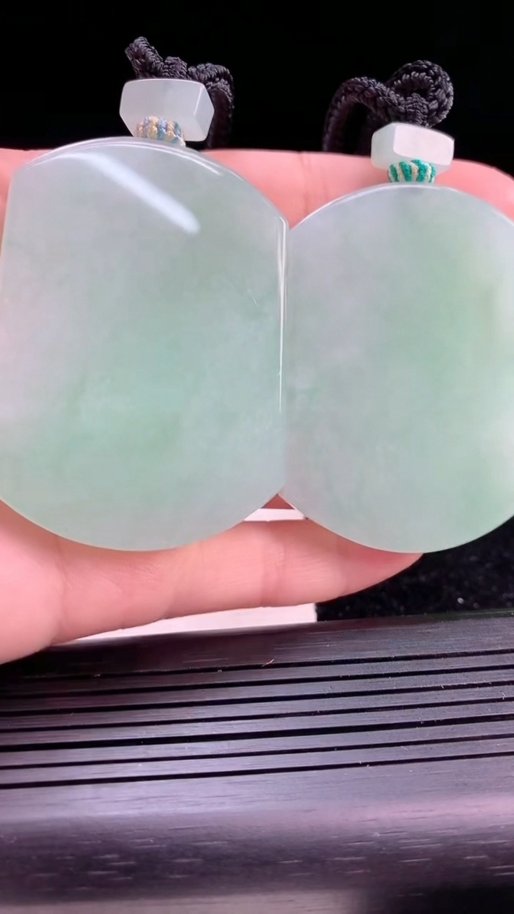 天然A货翡翠无事牌吊坠一对尺寸53.8-40.3-5.7重量:43.03g
3月28日