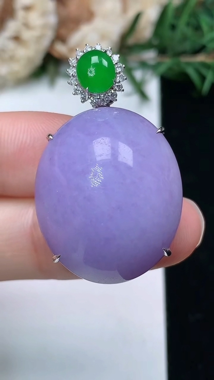 天然A货翡翠k金紫罗兰蛋面吊坠，尺寸24.5-21-13，重量:13.00g
3月28日