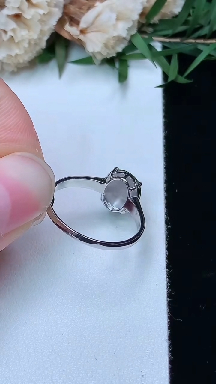 天然A货翡翠蛋面戒指，尺寸16.7-8.3-7.8，重量:1.66g2026年3月28日
工厂直销收藏佳品,种好水足，色泽均匀，有种有色，上手高大气！