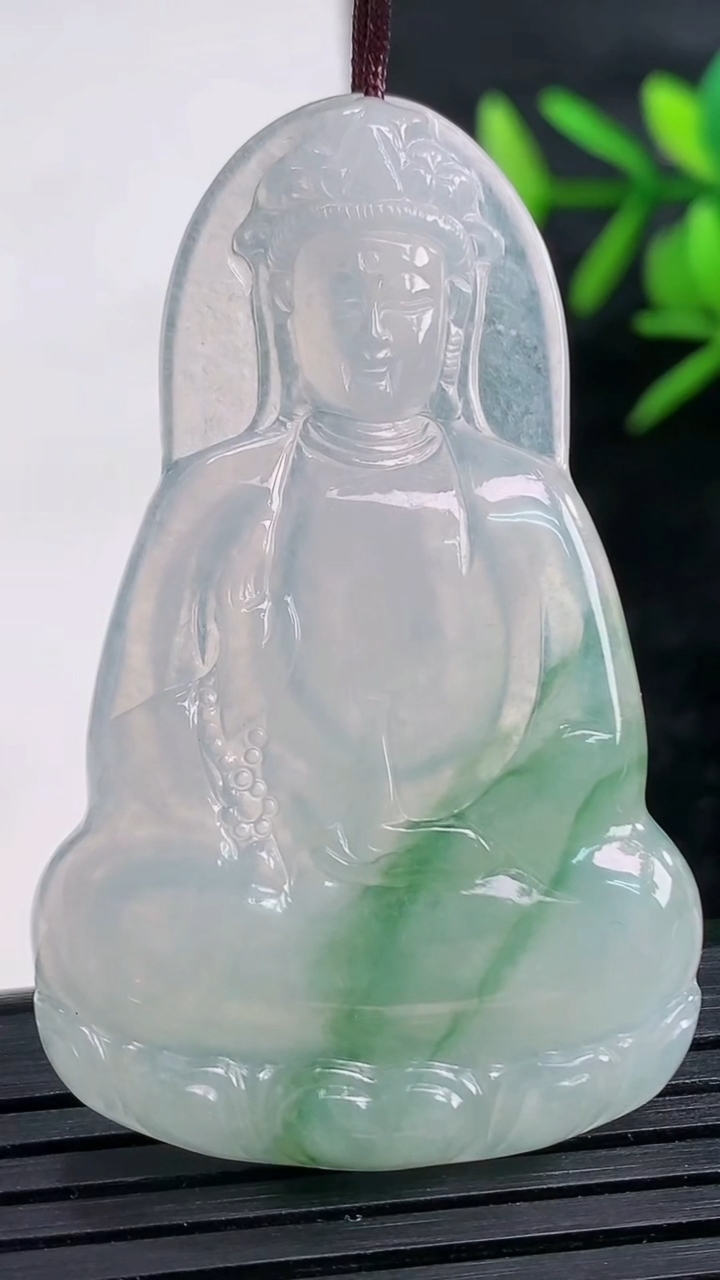 天然A货翡翠冰种飘花观音菩萨吊坠尺寸50.8-31.5-4.5重量:13.43g
3月28日