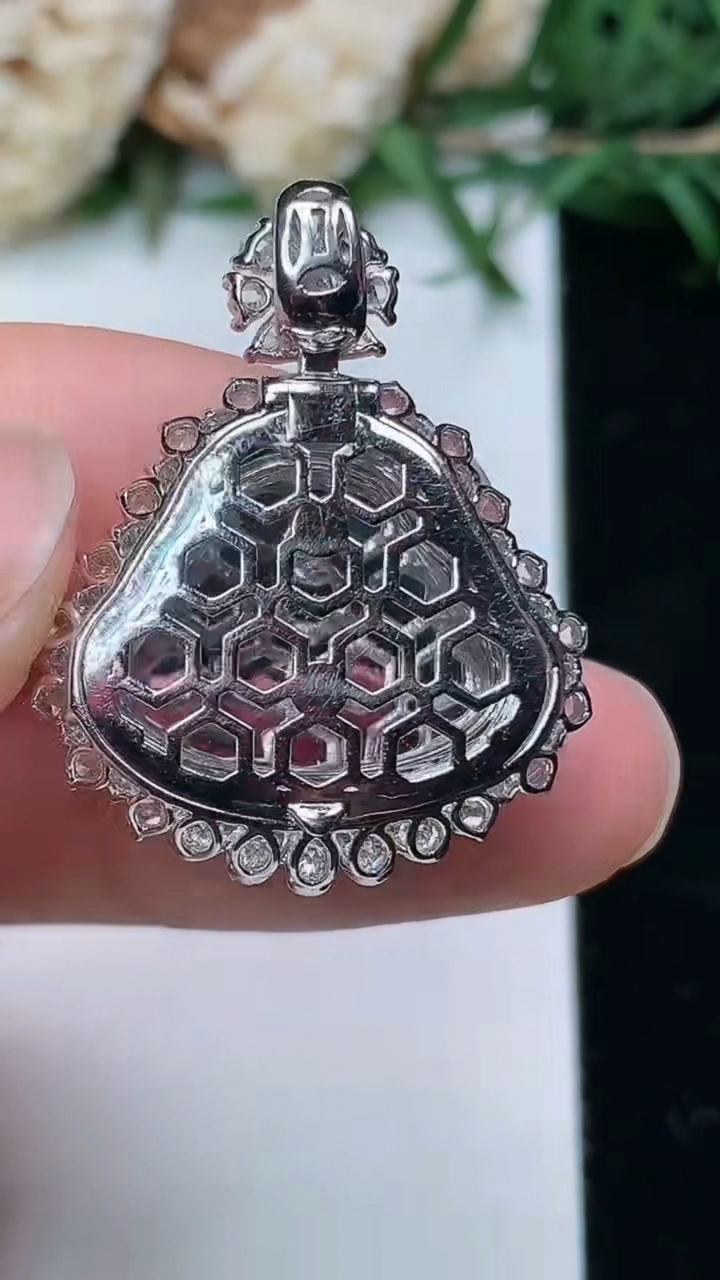 天然A货翡翠佛公吊坠，尺寸27.8-22.4-10.5，裸石14.3-18，重量:6.13g
3月28日