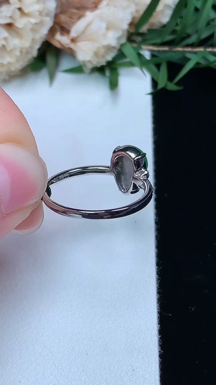 天然A货翡翠葫芦戒指，尺寸17-9.4-7，重量:1.95g2026年3月28日
工厂直销收藏佳品,种好水足，色泽均匀，有种有色，上手高大气！