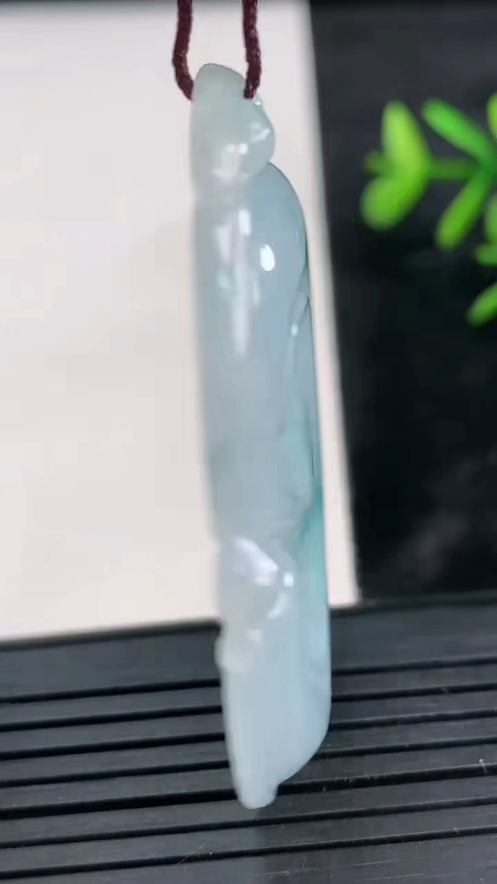 天然A货翡翠飘花如意吊坠尺寸50.8-37.1-5.7重量:20.08g
3月28日