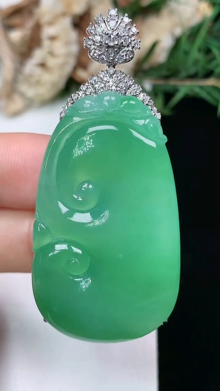 天然A货翡翠如意吊坠，尺寸40-23.8-9.4，重量:16.91g
3月28日