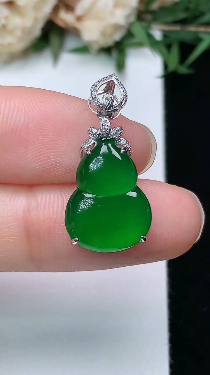 天然A货翡翠葫芦吊坠，尺寸15.3-11.6-4.6，重量:1.67g
3月28日